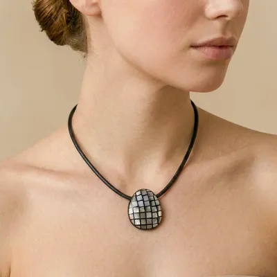 Jewelry - Short necklace with black lip pendant - Rivoli - NATURE BIJOUX