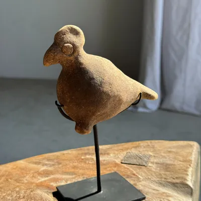 Sculptures, statuettes et miniatures - Petite sculpture de poule en terre cuite sur socle H20 D14 - OFFICE OBJETS