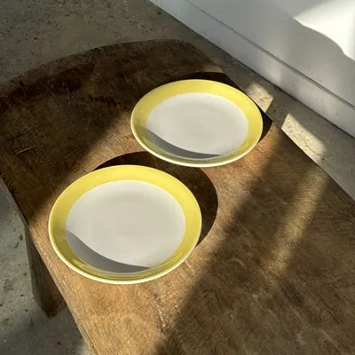 Everyday plates - Set of 2 large plates with yellow border, brand 12 - OFFICE OBJETS