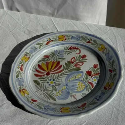 Assiettes de réception - Assiette décorative ancienne IB Quimper à décor floral polychrome D24 - OFFICE OBJETS