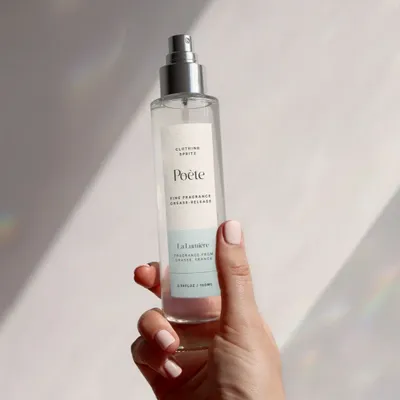 Parfums pour soi et eaux de toilette - Poète Clothing Spritz™ - 100 ml - Spray Défroissant de Parfumerie Fine - POÈTE