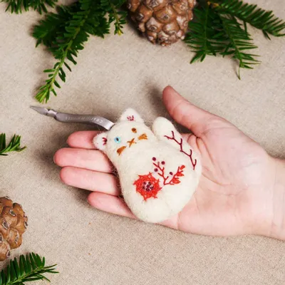Christmas garlands and baubles - Quirky Cat Handcrafted Ornament - UNHCR/MADE51