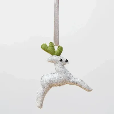 Christmas garlands and baubles - Dashing Deer Handcrafted Ornament - UNHCR/MADE51