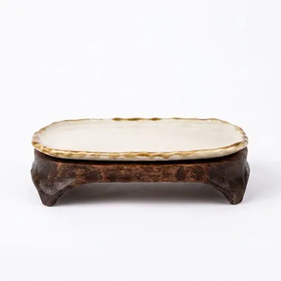 Plats et saladiers - Plat de service ovale en céramique sur socle en bois - DASTHAA