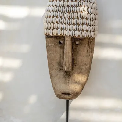Sculptures, statuettes et miniatures - Le Masque De Cowrie Sur Pied - L - BAZAR BIZAR LIVING