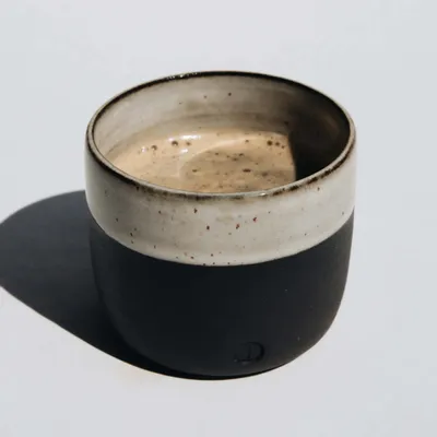 Bougies - Bougie en tasse en ceramique "Land Cream" | Amber (Patchouli + Lavande + Pin) - OCTŌ