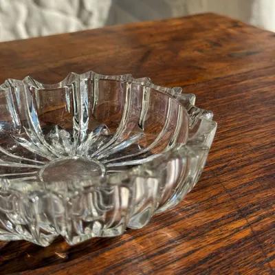 Objets de décoration - Cendrier vintage en verre moulé à bord dentelé D13 H3,5 - OFFICE OBJETS