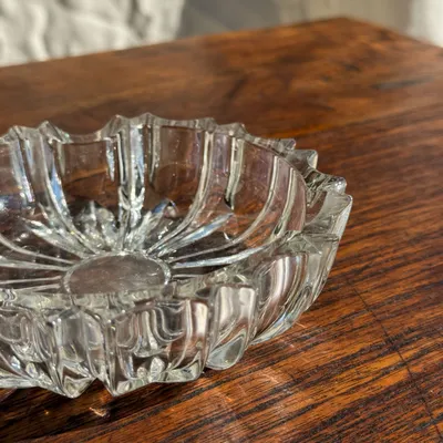 Objets de décoration - Cendrier vintage en verre moulé à bord dentelé D13 H3,5 - OFFICE OBJETS