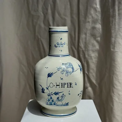 Vases - Grand vase en faïence blanche décor bleu O. HIPER H29 D15 - OFFICE OBJETS