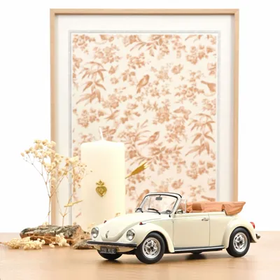 Cadeaux - Voiture miniature VW 1303 Cabriolet 1972 Blanc Crème 1/18 - NOREV