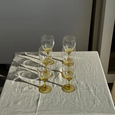 Verres à pied - Lot de 6 verres vintage à pied jaune : réunion de 4 grands et 2 petits - OFFICE OBJETS