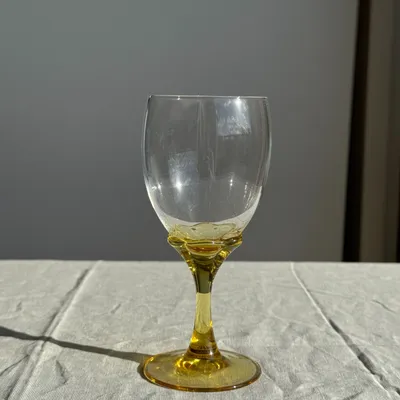 Verres à pied - Lot de 6 verres vintage à pied jaune : réunion de 4 grands et 2 petits - OFFICE OBJETS