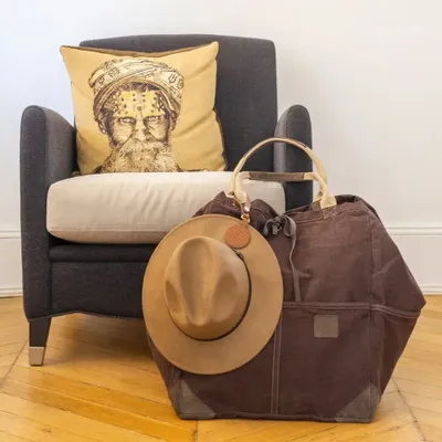 Accessoires de voyage - PORTE-CHAPEAU EN CUIR - TRAVAUX EN COURS...