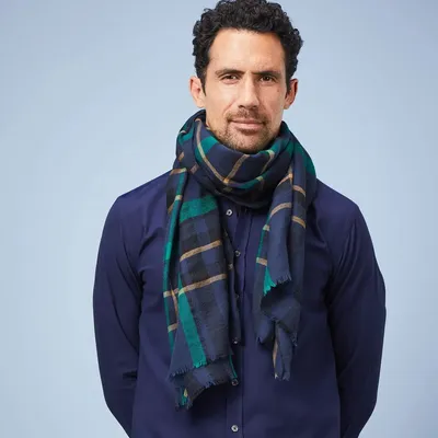 Foulards et écharpes - ÉCHARPE HOMME SKOMER — TARTAN ÉCOSSAIS MARINE, VERT & BEIGE EN LAINE - AV08 PARIS