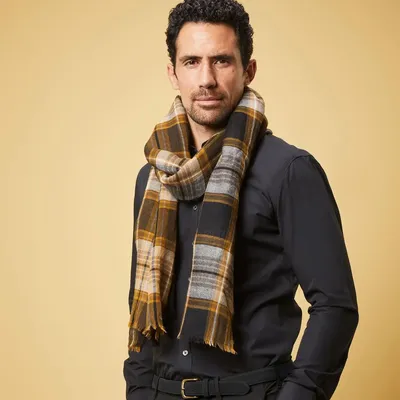 Foulards et écharpes - ÉCHARPE HOMME SENJA — TARTAN ÉCOSSAIS NOIR & CAMEL EN LAINE - AV08 PARIS