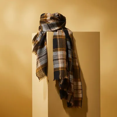 Foulards et écharpes - ÉCHARPE HOMME SENJA — TARTAN ÉCOSSAIS NOIR & CAMEL EN LAINE - AV08 PARIS