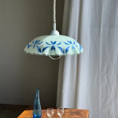 Suspensions - Suspension vintage en verre blanc et bleu à bord ondulé D46 H53 - OFFICE OBJETS