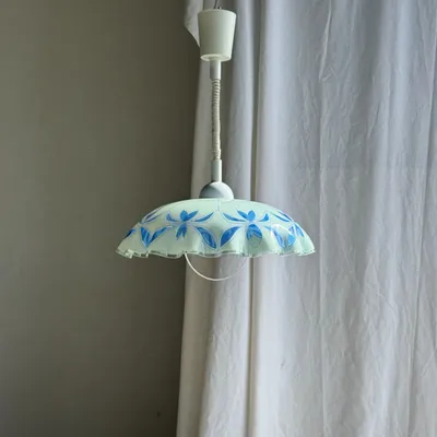 Suspensions - Suspension vintage en verre blanc et bleu à bord ondulé D46 H53 - OFFICE OBJETS