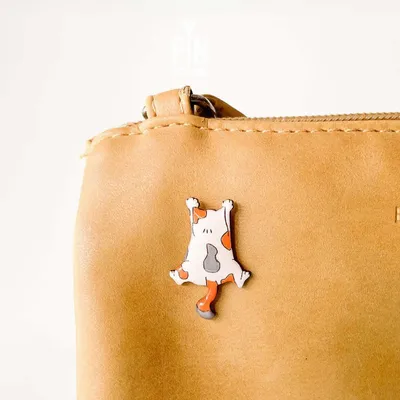 Broches - Climbing Calico Cat - Wooden Pin - PINTONIK