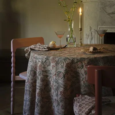 Linge de table textile - Nappe ronde en lin à imprimé Parrot, coloris Pêche Poudrée - CHAMOIS