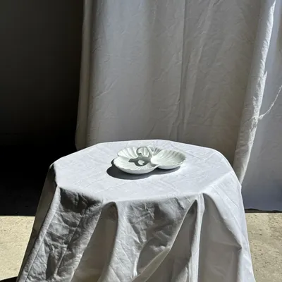 Plats et saladiers - Plat de service vintage en porcelaine blanche à coquillages MP Samie - OFFICE OBJETS