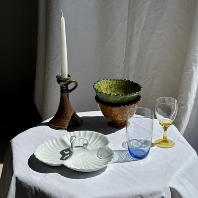 Plats et saladiers - Plat de service vintage en porcelaine blanche à coquillages MP Samie - OFFICE OBJETS