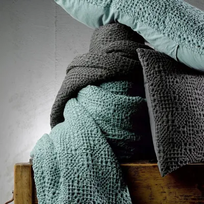 Linge de lit - Jeté Tana Vert de gris 180 x 260 - MAISON VIVARAISE - SDE VIVARAISE WINKLER