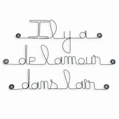 Autres décorations murales - Écriture en fil de fer " Il y a de l'amour dans l'air " - BIJOUX DE MUR