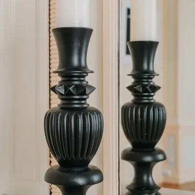 Bougeoirs et photophores  - Une paire de bougeoir en bois teinté noir - ESMERY EBENISTERIE