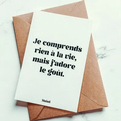 Carterie - Carte postale message - Je comprends rien à la vie mais j'adore le goût – Format 10x15cm - MUISTI
