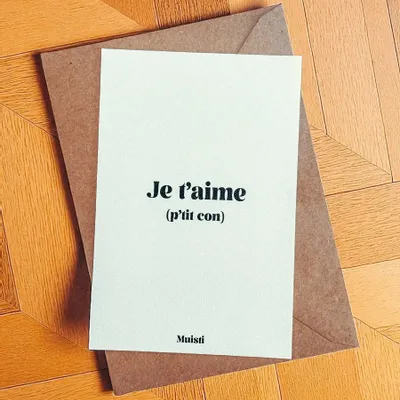 Carterie - Carte postale message - Je t'aime (p'tit con) – Format 10x15cm - MUISTI