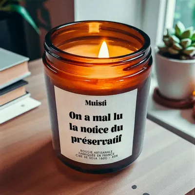Cadeaux - Bougie Parfumée - On a mal lu la notice du préservatif - Musc blanc – 160g - MUISTI