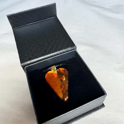Bijoux - Pendentif en chêne noir et ambre – cœur, 38x26x6 mm - GLASS4CANDLES