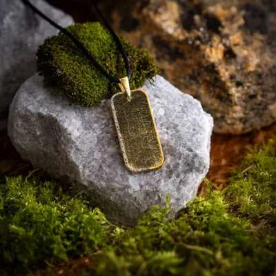Bijoux - Pendentif en chêne noir et feuille dorée – rectangle – Ère Dorée - GLASS4CANDLES