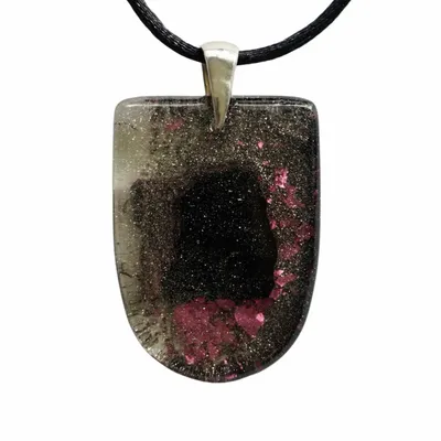 Bijoux - Pendentif en chêne noir et résine – bouclier – Ombres Éternelles - GLASS4CANDLES