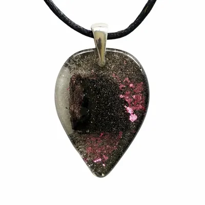 Bijoux - Pendentif en chêne noir et résine – goutte – Ombres Éternelles - GLASS4CANDLES