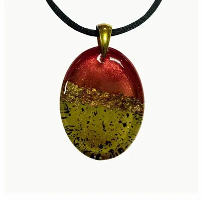 Bijoux - Pendentif en chêne noir et feuille dorée – Espace Matière – haut rouge - GLASS4CANDLES