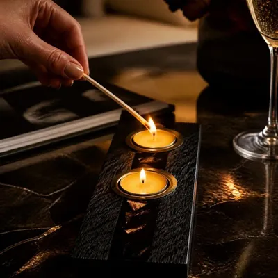 Bougeoirs et photophores  - Bougeoir en chêne noir et métal doré – pour 2 bougies chauffe-plat - GLASS4CANDLES