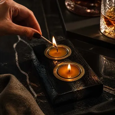 Bougeoirs et photophores  - Bougeoir en chêne noir et métal doré – bande dorée latérale - GLASS4CANDLES