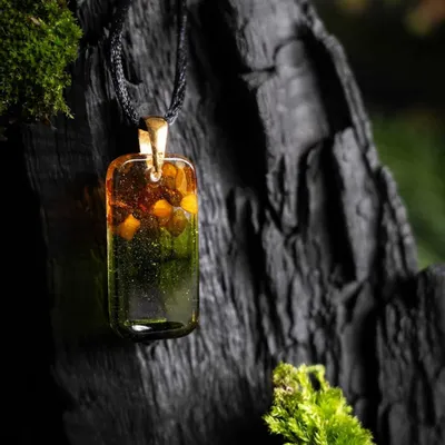 Bijoux - Pendentif en ambre baltique et résine – rectangle – Rêverie Émeraude - GLASS4CANDLES