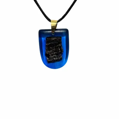 Bijoux - Pendentif en chêne noir et résine – bouclier, 37x26x6 mm - GLASS4CANDLES