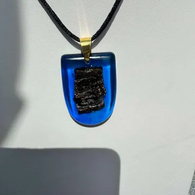 Bijoux - Pendentif en chêne noir et résine – bouclier, 37x26x6 mm - GLASS4CANDLES