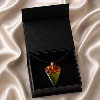 Bijoux - Pendentif en ambre et résine – cœur, 38x26x6 mm – Rêverie Émeraude - GLASS4CANDLES