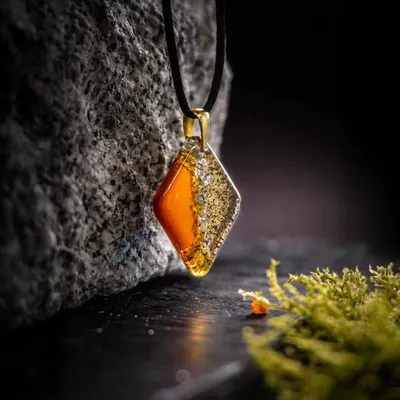 Bijoux - Pendentif en chêne noir ancien et feuille dorée – losange – Ère Dorée - GLASS4CANDLES