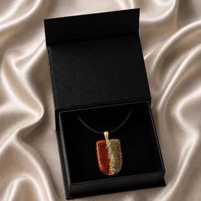 Bijoux - Pendentif en chêne noir ancien et feuille dorée – bouclier – Ère Dorée - GLASS4CANDLES