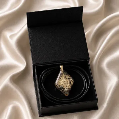 Bijoux - Pendentif en chêne noir et feuille dorée – losange – Chronique Antique - GLASS4CANDLES