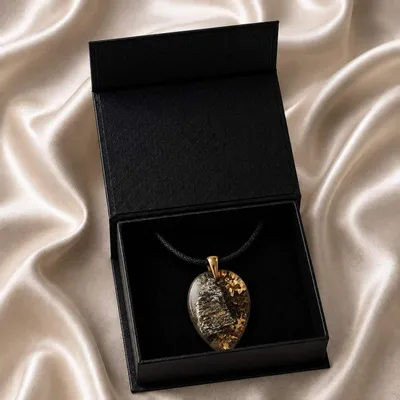 Bijoux - Pendentif en chêne noir ancien et feuille dorée – goutte – Lumineux - GLASS4CANDLES