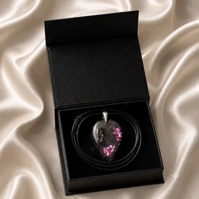 Bijoux - Pendentif en chêne noir et résine – goutte – Ombres Éternelles - GLASS4CANDLES