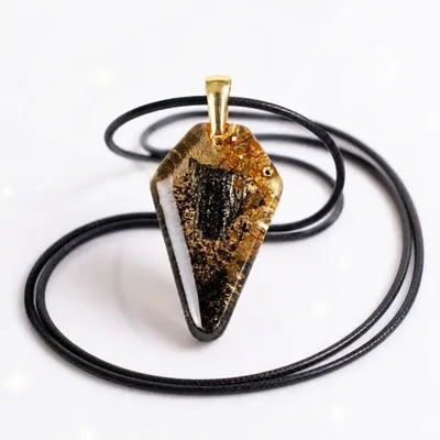 Bijoux - Pendentif en chêne noir ancien et résine – bouclier – Échos Anciens - GLASS4CANDLES