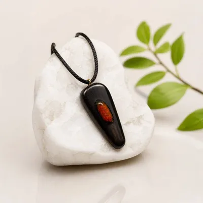 Bijoux - Pendentif en chêne noir ancien et ambre baltique – 55x25x6 mm - GLASS4CANDLES